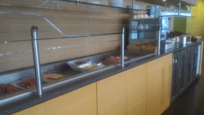 Paano lumuluwag ang lounge ng negosyo sa airport ng Luxembourg? : Lugar ng buffet ng pagkain