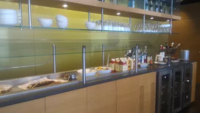 Paano lumuluwag ang lounge ng negosyo sa airport ng Luxembourg? : Pagpipili ng dessert at inumin