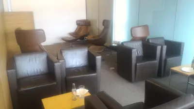 Paano lumuluwag ang lounge ng negosyo sa airport ng Luxembourg? : Mga upuan at mga talahanayan