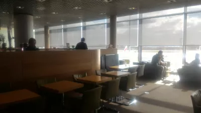 Bagaimana lounge bisnis bandara Luxembourg? : Kursi di ruang tunggu dengan pemandangan di landasan