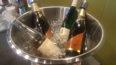 How is the Luxembourg airport business lounge? : White wine, rosé, and sparkling wine in refreshing bowl