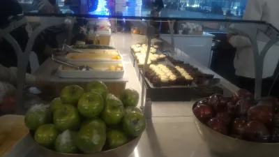 ¿Cómo es el salón del club de negocios del aeropuerto de Newark? : Frutas frescas y postres.