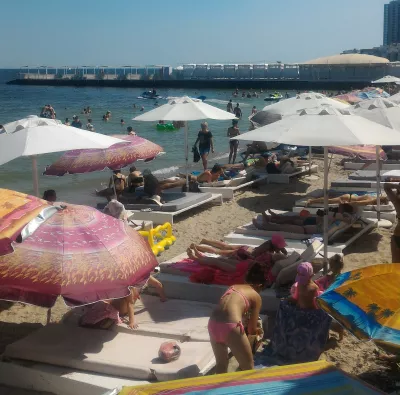 Odessa, nocne życie na Ukrainie - jaka jest najlepsza impreza basenowa Odessa? : Pełna piasek plaża w Odessa Ukraina