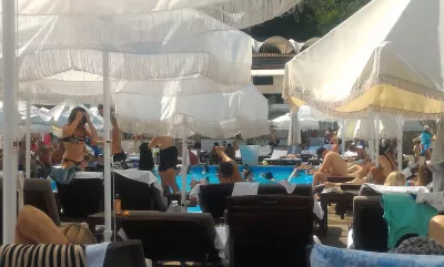 Odessa, vie nocturne en Ukraine - quelle est la meilleure soirée piscine à Odessa? : Plein club de plage pendant l'après-midi piscine à Bono