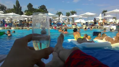 Odessa, la vida nocturna de Ucrania: ¿cuál es la mejor fiesta en la piscina Odessa? : Champagne junto a la piscina en la piscina Odessa en Ibiza beach club