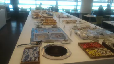 Acesso Ao Priority Pass Lounge: O Que Você Deve Saber? : Buffet de comida no aeroporto Priority Lounge de Lisboa