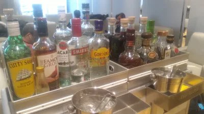 Schengen zona Aegean salón Atenas opinión del aeropuerto : Bandeja de alcohol con selección de licores fuertes y cubitos de hielo.