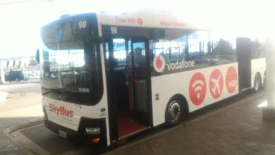 Mit dem Sky Bus, Flughafenbus Auckland : SkyBus vor dem internationalen Flughafen von Auckland