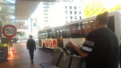 Using the Sky Bus, Auckland airport bus : SkyBus arriving at the bus stop