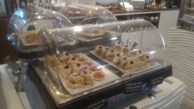 How is the Tahiti airport lounge, AirTahitiNui Papeete Faa lounge? : Sandwiches already prepared and separate ingredients