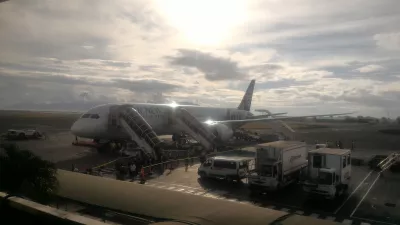 ¿Cómo es el salón del aeropuerto de Tahití, el salón AirTahitiNui Papeete Faa? : Vuelo de Air New Zealand visto desde el salón.