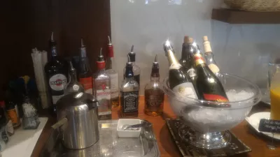 How is the Tahiti airport lounge, AirTahitiNui Papeete Faa lounge? : Liquors stands with real French champagne
