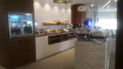 How is the Tahiti airport lounge, AirTahitiNui Papeete Faa lounge? : Food area