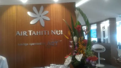 ¿Cómo es el salón del aeropuerto de Tahití, el salón AirTahitiNui Papeete Faa? : Asientos altos a lo largo del salón.