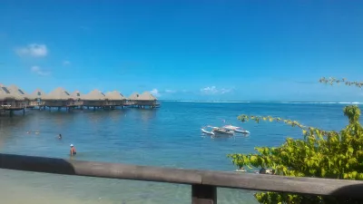 Quins són els millors bungalows de luxe amb aigua a l'exterior de Polinèsia Francesa? : Bungalow sobre aigua de Tahití al complex de platja Tahiti Ia Ora gestionat per Sofitel