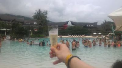 Quali sono i migliori bungalow di lusso sull'acqua nei resort della Polinesia francese? : Bere champagne alla festa in piscina di Bob Sinclar nel resort sulla spiaggia di Tahiti Ia Ora gestito da Sofitel