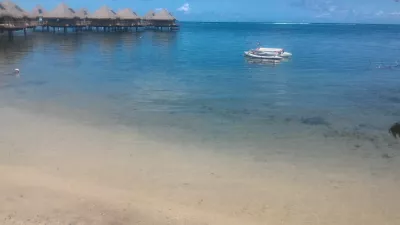 ¿Cuáles son los mejores bungalows de lujo sobre el agua en los centros turísticos de la Polinesia Francesa? : White sand beach on Tahiti lagoon and view on Bungalow sobre el agua en Tahití en el resort de playa de Tahití Ia Ora administrado por Sofitel