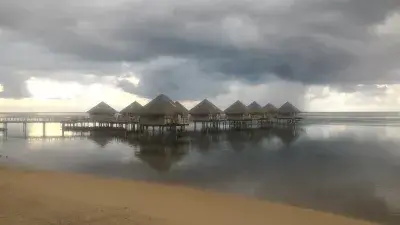 Quais são os melhores bangalôs de luxo sobre a água nos resorts da Polinésia Francesa? : Bangalô sobre a água no Taiti no resort de praia Tahiti Ia Ora gerenciado pela Sofitel