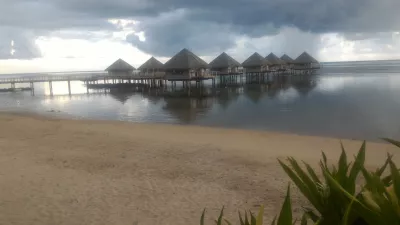 Cilat janë shtëpitë më të mira luksoze me ujë të tejdukshëm në vendpushimet franceze të Polinesisë? : Tahiti shtëpi njëkatëshe në plazhin Tahiti Ia Ora të menaxhuar nga Sofitel