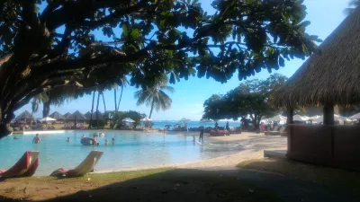 Hvad er den bedste luksus overwater bungalow i fransk Polynesien resorts? : Swimmingpool kunstig lagune og Tahiti overwater bungalow på Tahiti lagunen i Tahiti Ia Ora strand resort forvaltet af Sofitel