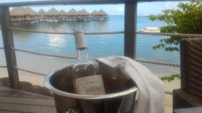 Quali sono i migliori bungalow di lusso sull'acqua nei resort della Polinesia francese? : Vino tahitiano di fronte ai bungalow sull'acqua