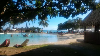 ¿Cuáles son los mejores bungalows de lujo sobre el agua en los centros turísticos de la Polinesia Francesa? : Piscina y bungalows sobre el agua.