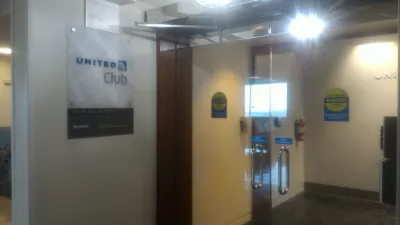 How is the United club lounge in Orlando? : Entrance in the airport terminal