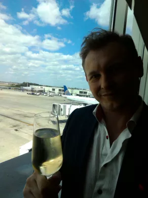 How is the United club lounge in Orlando? : Glass of prosecco in the lounge