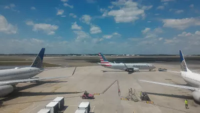 Comment est le United Club Lounge à Orlando? : Vue de la piste et de la zone d'embarquement