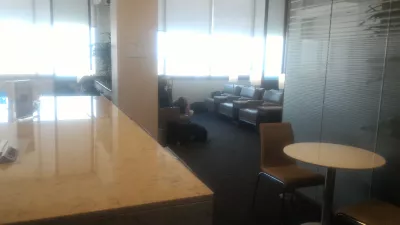 How is the United club lounge in Orlando? : Individual sofas with plugs