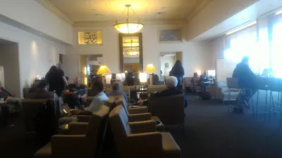 สนามบินนานาชาติ SFO ของ United Lounge เป็นอย่างไร? : พื้นที่นั่งเล่นหลักใน United Lounge SFO