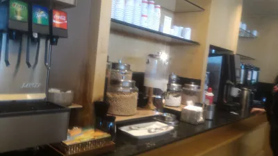 Come è l'aeroporto internazionale United Lounge OFS? : Cereali, latte e macchina per il caffè