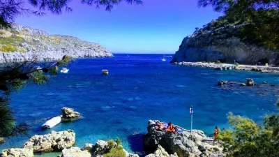 ¿Dónde ir de vacaciones este año? : Bahía de Anthony Quinn en la isla de Rodas, Grecia