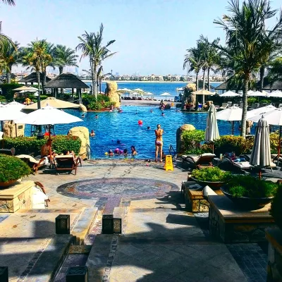 ¿Dónde ir de vacaciones este año? : Piscina al aire libre en el hotel Sofitel the Palm, Dubai, Emiratos Árabes Unidos