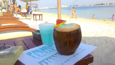 ¿Dónde ir de vacaciones este año? : Coctel de coco servido en un verdadero coco completo en el Sofitel The Palm Dubai