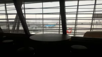 Aspire Lounge in Zurich airport : Runway view from a table