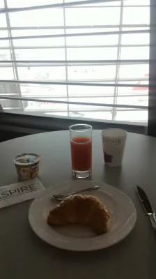 Aspire Lounge i Zürich flygplats : Frukost med landningsbana