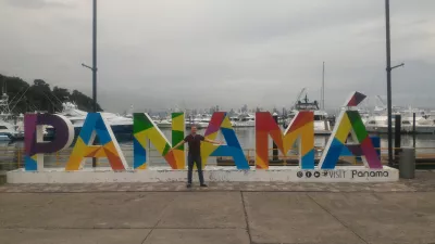 Frank Gehry Biomuseo de Panama i Amador Causeway do uvale Panama : Slika ispred Paname znaka na kraju Amador Causeway