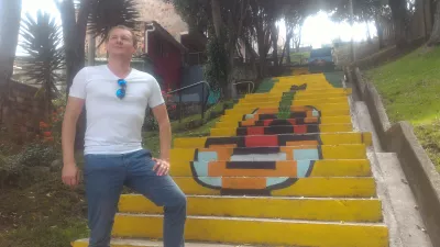 Breakfast at La Perseverancia district market : Posing in front of the painted stairs