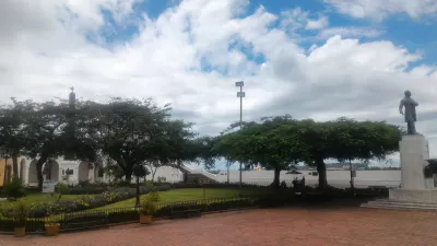 Berjalan 2 jam di Casco Viejo, kota Panama : Monumen untuk kanal Panama upaya pertama oleh Perancis