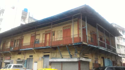 A 2 hours walk in Casco Viejo, Panama city : Colonial style wooden house