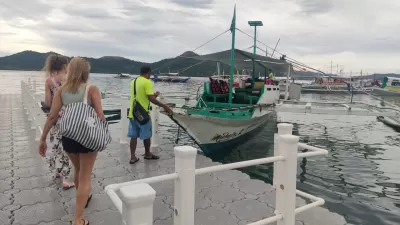 Mini Viagem Guia: Um dia de aventura em Coron, Palawan : Entrando em nosso barco durante o dia