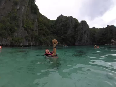 미니 여행 가이드 : 팔라완, 코론의 모험의 날 : 필리핀 바다의 따뜻한 물에서 신선한 코코넛을 즐기십시오.