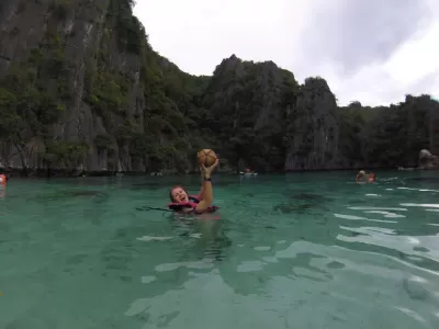 Treoir Taistil Mini: Lá Eachtraíochta i Coron, Palawan : Taitneamh a bhaint as cnó cócó úr in uiscí te Mhuir na hOileáin Fhilipíneacha