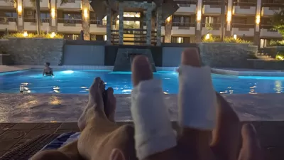 Mini ceļojuma ceļvedis: Piedzīvojumu diena Koronā, Palawanā : Divi pirksti, kas iesaiņoti pirmās palīdzības tērpā apmetumā pēc baseina incidenta