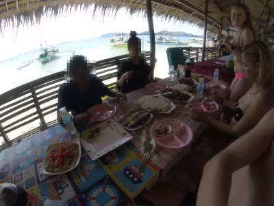 Mini Viagem Guia: Um dia de aventura em Coron, Palawan : Nosso banquete de frutos do mar deitado em uma cabana tradicional, com as belas paisagens da praia ao fundo.