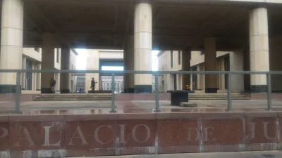 How is the Free walking tour in Bogotá? : Palace of Justice, courthouse building in Bogotá
