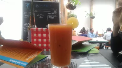 How is the Free walking tour in Bogotá? : Tropical juice in A Seis Manos restaurant