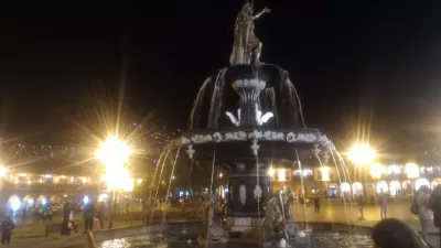 Com És La Visita A Peu A Cusco? : Plaça central del Cusco a la nit