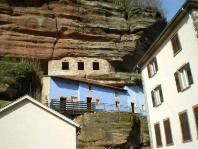 Graufthal troglodyte cave homes : Troglodyte cave houses of Graufthal seen from the street